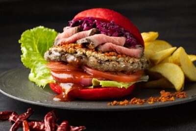 コートヤード・バイ・マリオット 新大阪ステーション、秋限定「SPICY RED! DOUBLE BEEF BURGER」