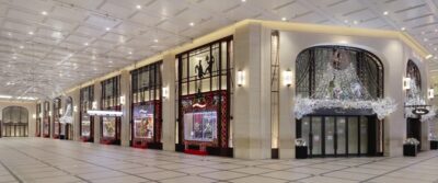 阪急うめだ本店のクリスマスウィンドーは「鏡の国のアリス」のマリオネット劇場