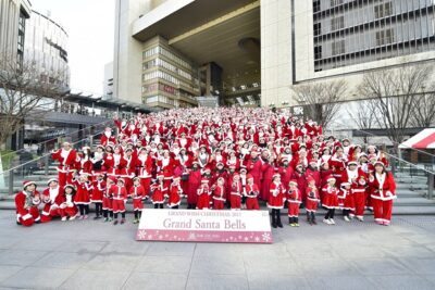 4年ぶりに開催！来街者1,000人がサンタクロースに扮してハンドベル演奏！