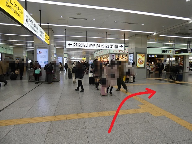 志津屋のカルネは、新幹線「新大阪駅」改札内のベルマートキオスクで売っています。