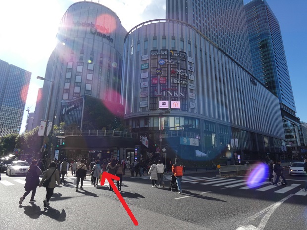 「茶屋町口改札口」から地上で横断歩道を渡ってヨドバシ梅田１階へ