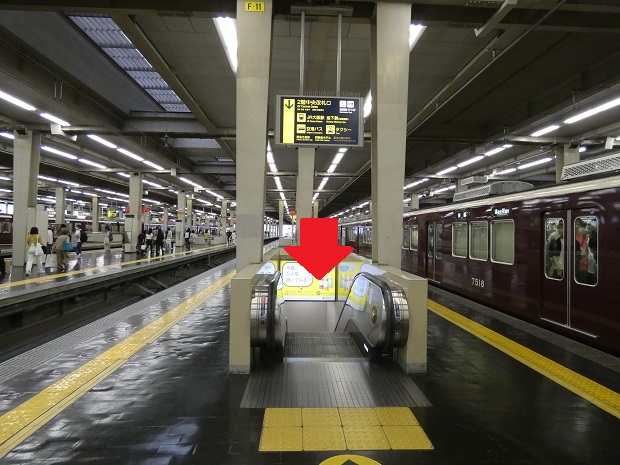 「２階中央改札口」から地下通路でヨドバシ梅田地下１階へ