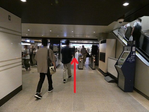 「２階中央改札口」から地下通路でヨドバシ梅田地下１階へ