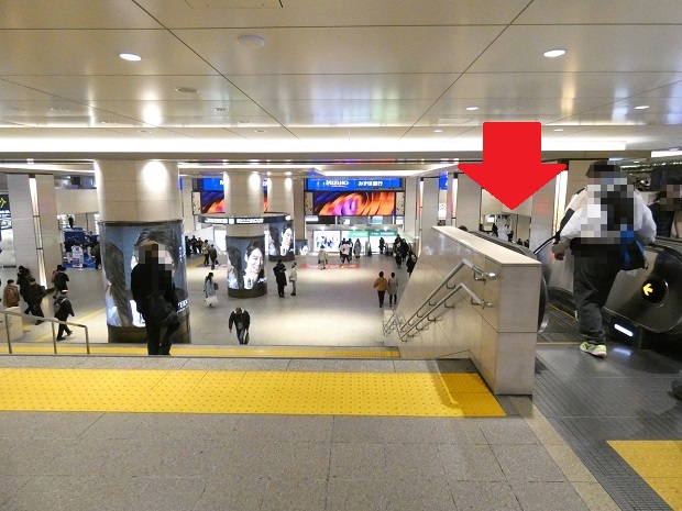 「２階中央改札口」から地上で横断歩道を渡ってヨドバシ梅田１階へ