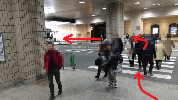「２階中央改札口」から地上で横断歩道を渡ってヨドバシ梅田１階へ