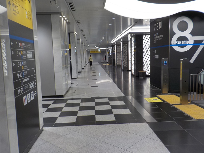 JR大阪駅・西口・改札内コンコース