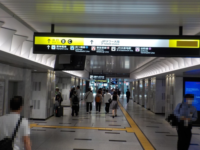 JR大阪駅・西口・改札外の通路