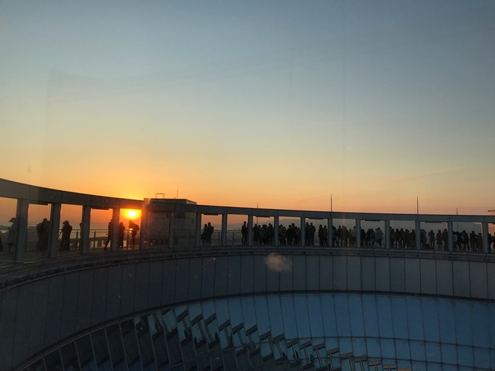 梅田スカイビル|年2回だけの明石海峡大橋の中央に沈む夕陽、空中庭園展望台でしか見られない奇跡の瞬間