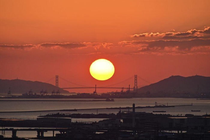 梅田スカイビル|年2回だけの明石海峡大橋の中央に沈む夕陽、空中庭園展望台でしか見られない奇跡の瞬間