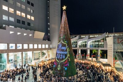 梅田スカイビル|高さ25mのLEDマッピングツリーが贈る、音楽と光の特別プログラムに注目!