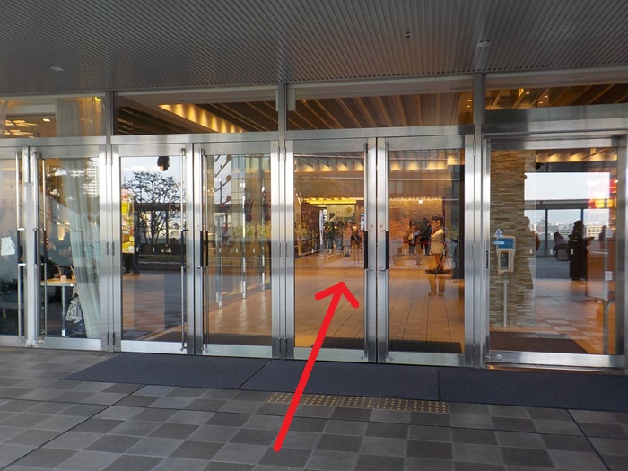 JR大阪駅「連絡橋口」から、ロングエスカレーターで大阪ステーションシティシネマへ行く方法