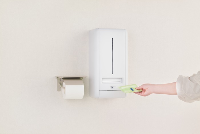 トイレの個室で生理用ナプキンが無料で受け取れる「トレルナ」設置台数4,000台突破！