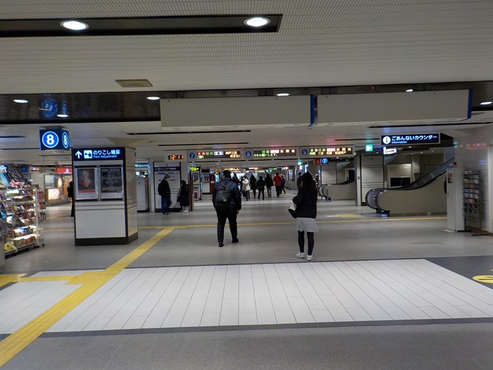阪急電車・大阪梅田駅の２階中央改札内には、こんなお店があった｜飲食店・お土産・コンビニ