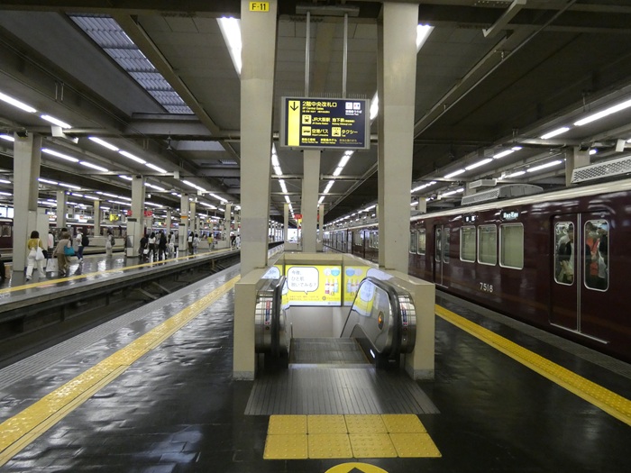 阪急電車・大阪梅田駅の２階中央改札内には、こんなお店があった｜飲食店・お土産・コンビニ