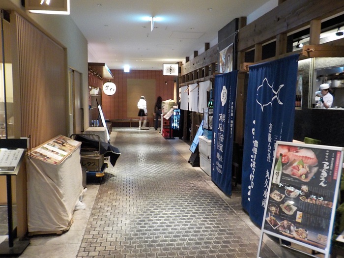 グランフロント大阪 南館7階・8階レストラン街をぶらっと散歩｜路地みたいな通路と“地域色のある店”が面白い