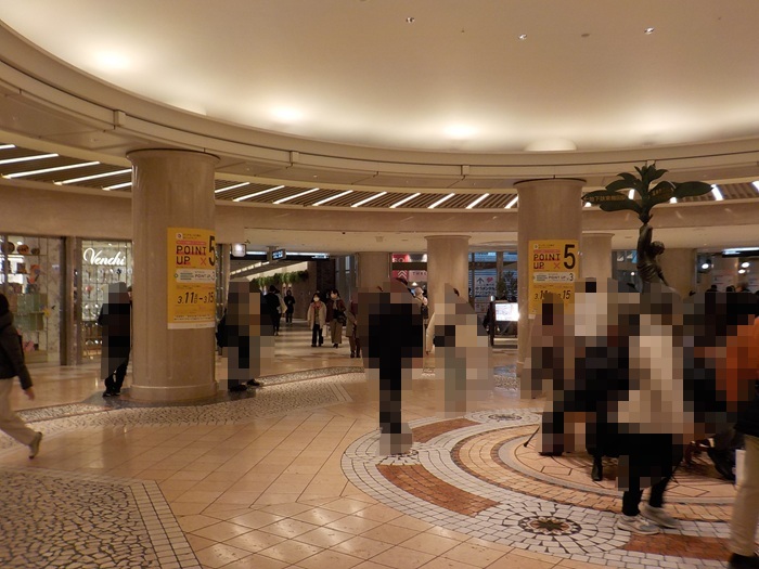 JR大阪駅中央口から、ディアモール円形広場への行き方