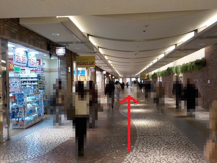 JR大阪駅中央口から、大阪駅前第４ビルへの行き方