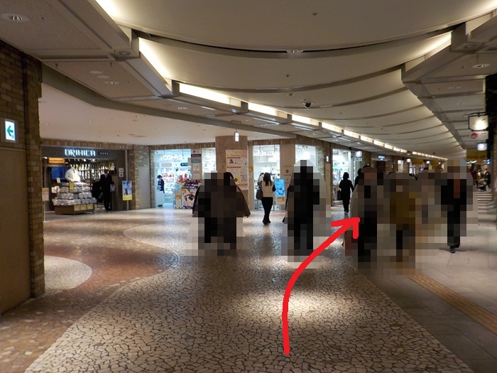 JR大阪駅中央口から、大阪駅前第４ビルへの行き方