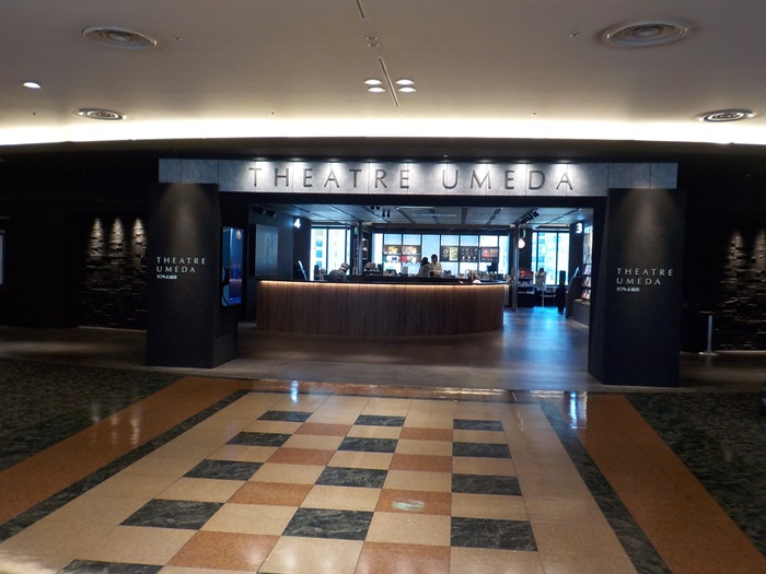 梅田のスマホ充電スポット｜MUKUAI CAFE・テアトル梅田４階（梅田スカイビル）