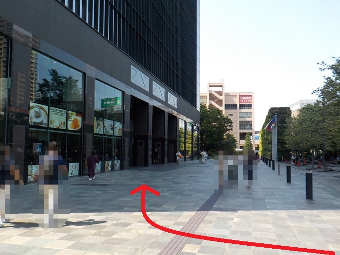 新梅田シティ前から、梅田スカイビル「タワーイースト」への行き方