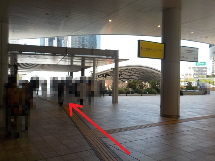 JR大阪駅・連絡橋口から、梅田スカイビルへの行き方