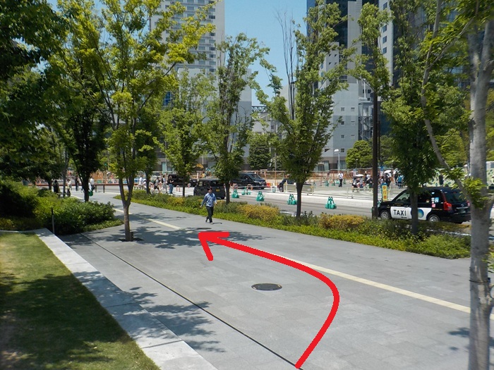 JR大阪駅・連絡橋口から、梅田スカイビルへの行き方