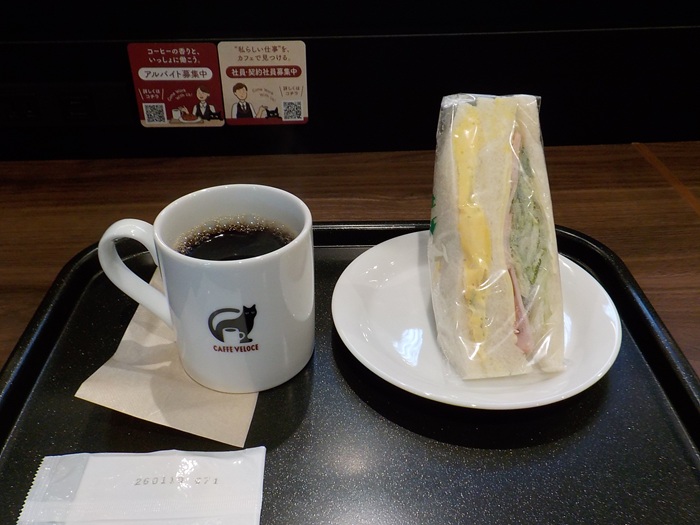 梅田のスマホ充電スポット|カフェベローチェ リンクス梅田店