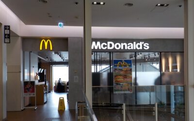 新大阪駅のスマホ充電スポット｜マクドナルド新大阪阪急ビル店