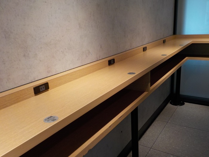新大阪駅のスマホ充電スポット｜マクドナルド新大阪阪急ビル店