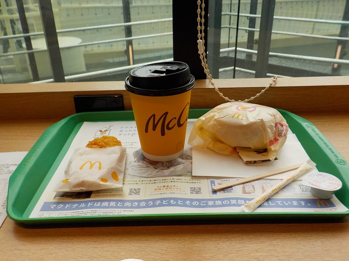 新大阪駅のスマホ充電スポット｜マクドナルド新大阪阪急ビル店