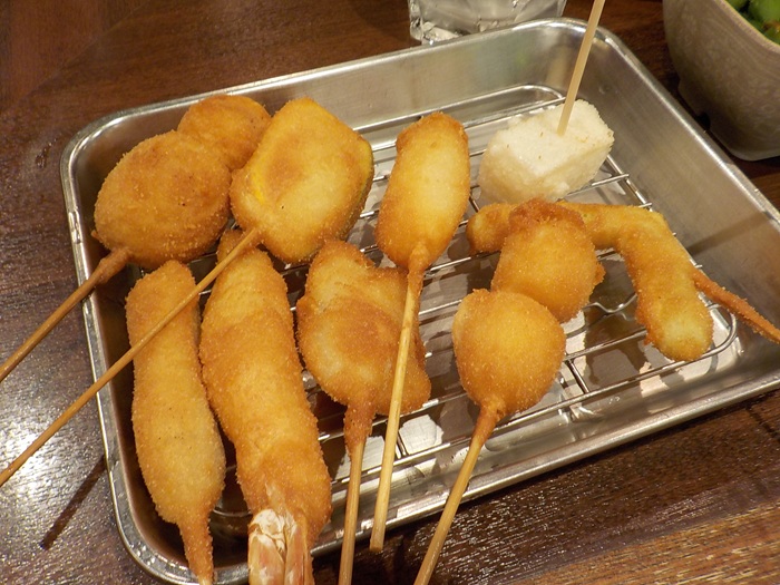 新大阪駅ナカのド定番！「串かつだるま アルデ新大阪店」で揚げたて串カツを味わう