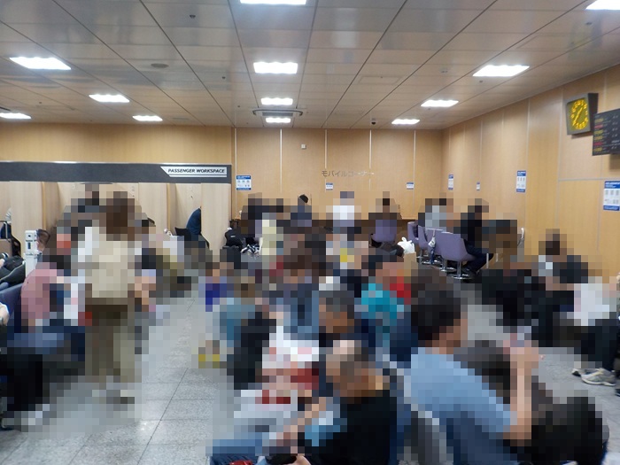新大阪駅のスマホ充電スポット｜新幹線改札内・待合室モバイルコーナー