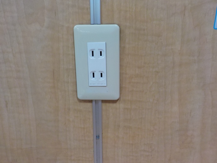 新大阪駅のスマホ充電スポット｜新幹線改札内・待合室モバイルコーナー