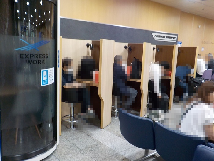 新大阪駅のスマホ充電スポット｜新幹線改札内・待合室モバイルコーナー