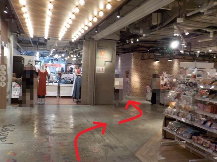 御堂筋線・梅田駅から、マクドナルド LINKS UMEDA店への行き方