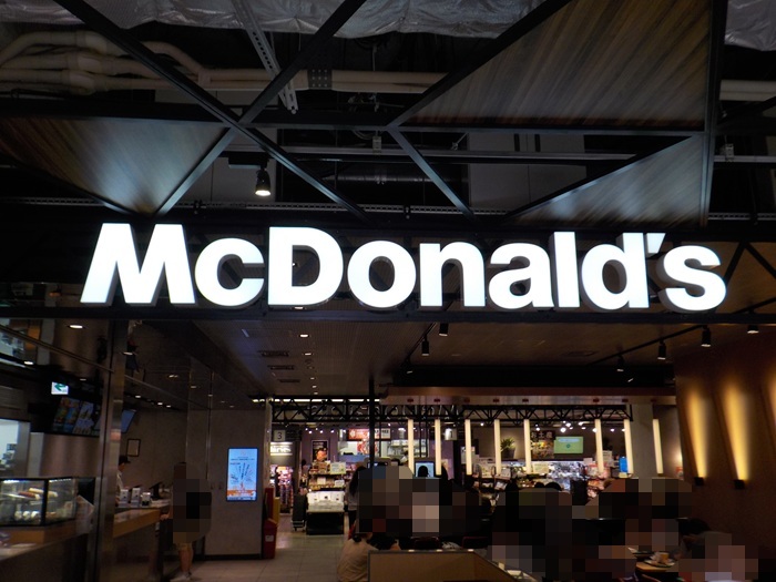 御堂筋線・梅田駅から、マクドナルド LINKS UMEDA店への行き方
